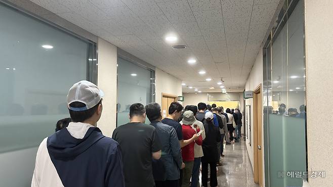 29일 오전 서울 서초구 반포1동주민센터에 사전투표를 하러 대기하는 시민들. 박연수 수습기자