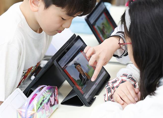 한국인 4명 중 1명이 챗GPT 등 생성형 인공지능(AI)을 사용한 경험이 있는 것으로 조사됐다. 사진은 지난달 10일 대구 달성군 가창면 용계초등학교에서 열린 AI 디지털교과서(AIDT)를 활용한 공개수업  [연합]