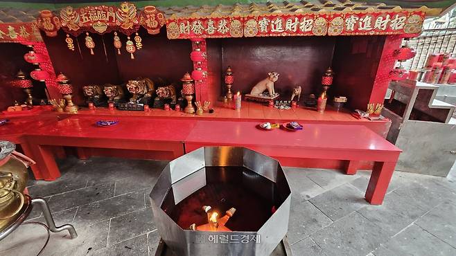 금덕원 입구의 십이지상과 물 위에 떠 있는 촛불