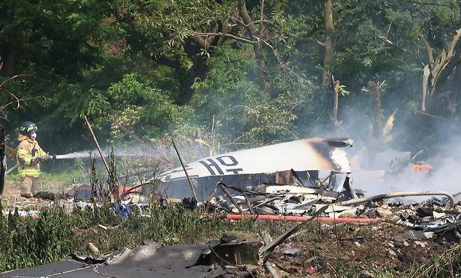 소방관이 29일 오후 경북 포항시 남구 동해면 신정리 한 야산에서 해군 초계기 추락으로 인한 화재를 진압하고 있다. [연합]