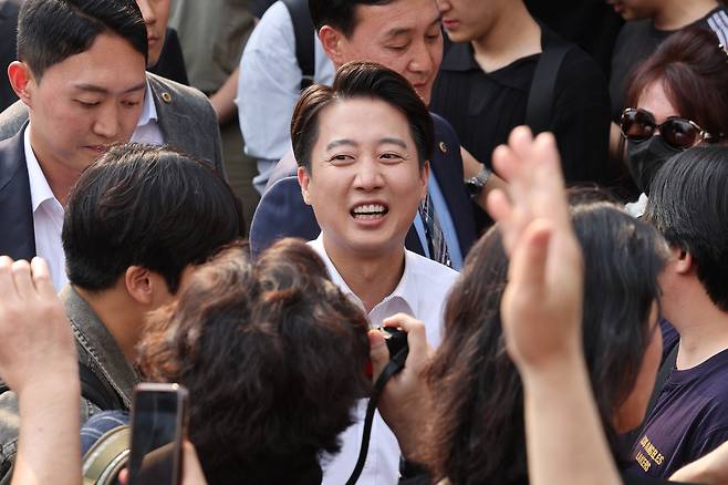 이준석 개혁신당 대선 후보가 제21대 대통령선거 사전투표 첫날인 29일 서울 성북구 안암역 인근에서 거리 유세에 나서고 있다. [연합]