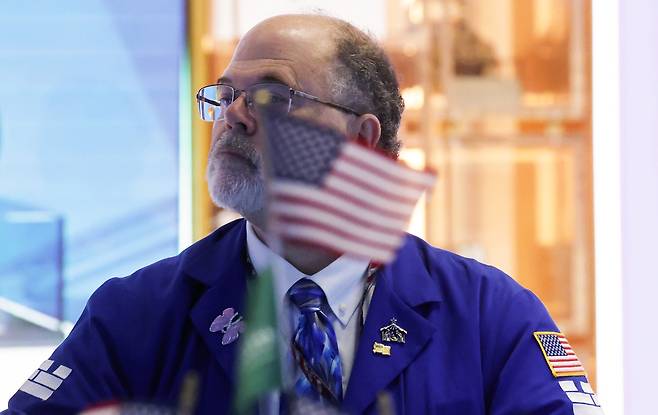 지난 28일(현지시간) 미국 뉴욕 월스트리트 뉴욕증권거래소(NYSE)에서 트레이더들이 작업하는 모습. [UPI]