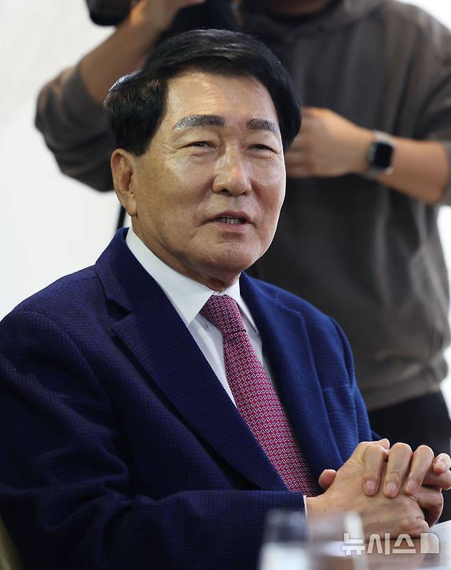 [서울=뉴시스] 홍효식 기자 =2021년 국민의힘 대선 후보 경선 과정에서 홍보대행사 대표에게 1억여원을 건넨 혐의로 재판에 넘겨진 안상수(79) 전 인천시장에 대한 대법원 판단이 29일 나온다. 안 전 시장이 2024년 12월 17일 서울 마포구 나루 호텔에서 열린 후보 단일화를 위한 4자 회동에서 발언하고 있다. 2024.12.17. yesphoto@newsis.com