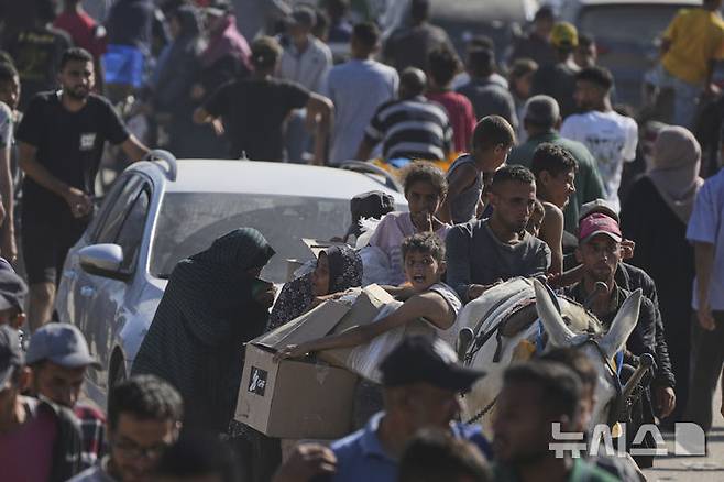[라파=AP/뉴시스] 27일(현지 시간) 가자지구 남부 라파에서 팔레스타인 주민들이 미국과 이스라엘이 주도하는 지원 단체 '가자 인도주의 재단'(GHF)으로부터 식량과 인도적 지원 물품을 받으려 몰려들고 있다. 이날 배급소에 팔레스타인 주민 수십만 명이 몰려들면서 현장은 아수라장이 되기도 했다. 2025.05.29.
