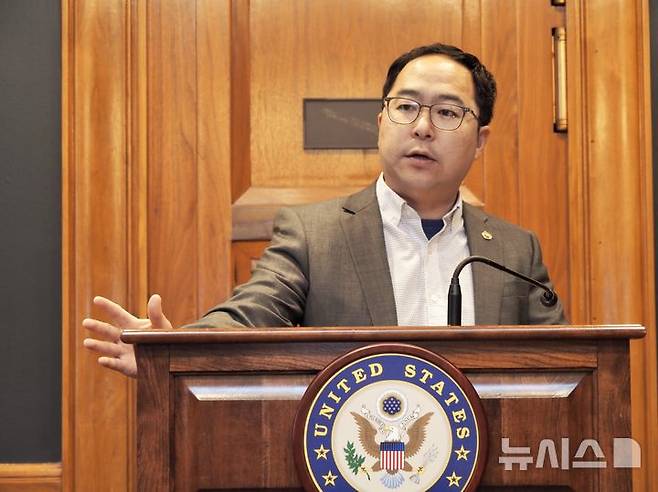 [워싱턴=뉴시스]이윤희 특파원 = 한국계 최초 미국 상원의원인 앤디 김 상원의원이 28일(현지 시간) 미국 워싱턴DC 국회의사당 상원 건물에서 한국 언론과 기자간담회를 열고 발언하고 있다. (사진=워싱턴공동취재단). 2025.05.29.