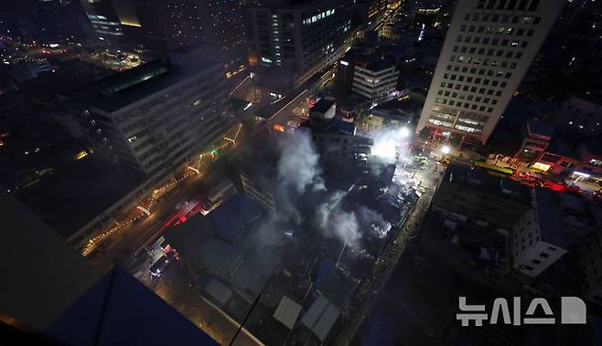 [서울=뉴시스] 홍효식 기자 = 28일 오후 서울 중구 을지로 세운대림상가 인근의 한 건물에서 화재가 발생해 소방대원들이 화재 진압을 하고 있다. 2025.05.28. yesphoto@newsis.com