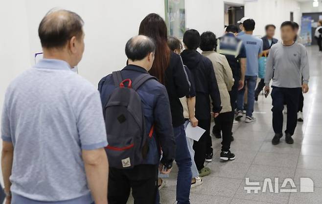 [인천=뉴시스] 김동영 기자 = 6·3 대통령 선거 사전투표 첫날인 29일 오전 인천 남동구 구월동 구월1동행정복지센터 2층 대강당에 마련된 사전투표소에서 유권자들이 소중한 한 표를 행사하기 위해 이동하고 있다. 2025.05.29. dy0121@newsis.com