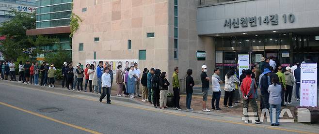 [전주=뉴시스] 김얼 기자 = 제21대 대통령선거 사전투표 첫날인 29일 전북 전주시 완산구 서신동주민센터 사전투표소를 찾은 시민들이 사전투표를 하기 위해 줄지어 서 있다. 2025.05.29. pmkeul@newsis.com