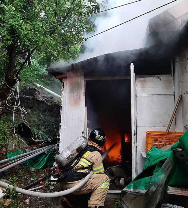 [영주=뉴시스] 영주시 풍기읍 한 음식점에서 발생한 화재를 진화하고 있다. (사진=경북소방본부 제공) 2025.05.29. photo@newsis.com *재판매 및 DB 금지