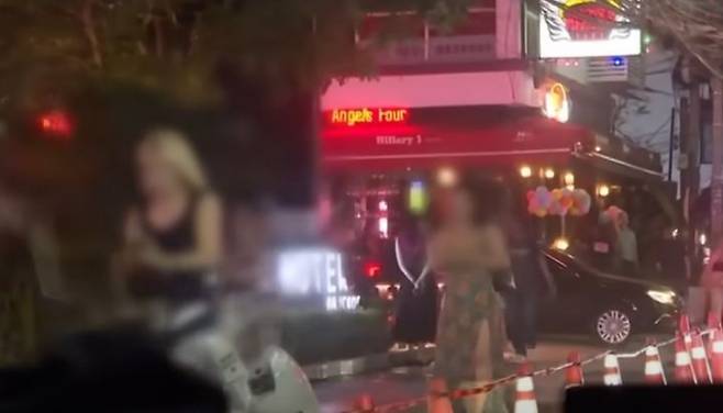 [서울=뉴시스] 태국 방콕의 유흥가에서 베트남 여성들을 중심으로 한 성매매가 급증하며 현지 경찰이 단속을 강화하고 있다. (사진 = Ch7HDNews 유튜브 캡처) 2025.05.29. *재판매 및 DB 금지
