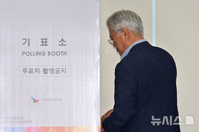 [양산=뉴시스] 차용현 기자 = 제21대 대통령 선거 사전투표일인 29일 오전 문재인 전 대통령이 경남 양산시 하북면 주민자치센터에서 사전투표를 하고 있다. 2025.05.29.con@newsis.com