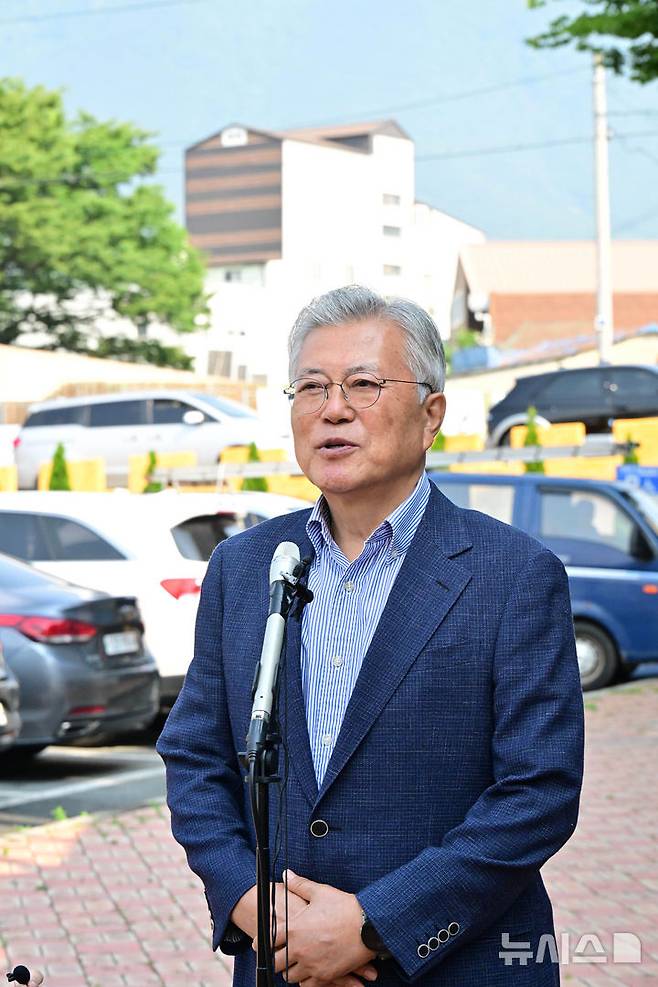 [양산=뉴시스] 차용현 기자 = 제21대 대통령 선거 사전투표일인 29일 오전 경남 양산시 하북면 주민자치센터에서 사전투표를 마친 문재인 전 대통령이 취재진의 질문에 답하고 있다. 2025.05.29.con@newsis.com