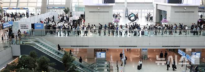 [인천공항=뉴시스] 김선웅 기자 = 제21대 대통령 선거 사전투표 첫날인 29일 인천국제공항 제1여객터미널 G체크인카운터 앞에 설치된 인천공항 사전투표소에서 여행을 앞둔 유권자들이 사전투표를 하기 위해 줄을 서고 있다. 2025.05.29. mangusta@newsis.com