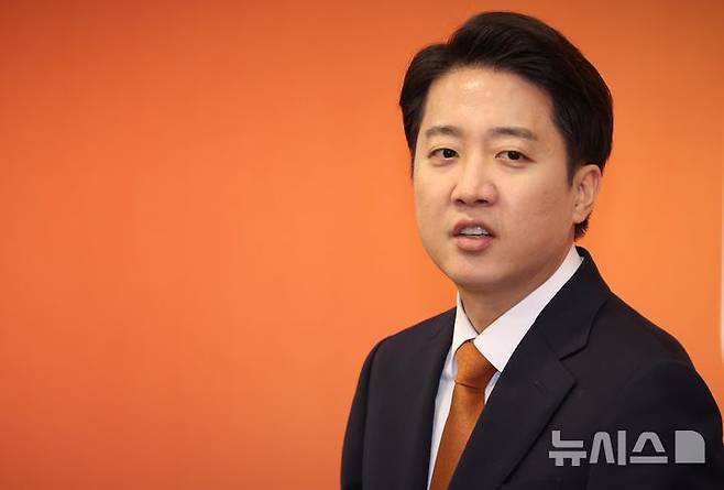 [서울=뉴시스] 조성봉 기자 = 이준석 개혁신당 대선후보가 29일 오전 서울 여의도 국회에서 열린 TV토론 당시 여성 신체 부위 언급에 대한 입장과 이재명 더불어민주당 후보 아들 의혹에 대한 긴급 기자회견에서 취재진의 질문에 답변하고 있다. 2025.05.29. suncho21@newsis.com