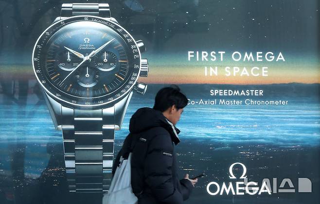 [서울=뉴시스] 김혜진 기자 = 럭셔리 시계 브랜드 오메가(OMEGA)가 오는 4월부터 국내에서 판매하는 전 제품을 대상으로 평균 3% 가량 가격을 인상한다. 오메가의 대표 품목인 시계 뿐만 아니라 액세서리 제품까지 인상될 예정이다. 사진은 16일 서울 시내 한 오메가 매장 앞으로 시민들이 지나가고 있다. 2025.02.25. jini@newsis.com