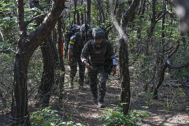 [서울=뉴시스] 해병대사령부는 지난 26일부터 30일까지 경북 포항 수성사격장에서 육·해·공군, 해병대와 미국, 필리핀, 호주 등 총 29개 팀의 저격수들이 참가한 가운데 제4회 해병대사령관배 저격수 경연대회를 실시하고 있다.사진은 제4회 해병대사령관배 저격수 경연대회에 참가한 해병대 저격수팀이 다음 스테이지 평가 사격을 위해 기동하고 있다. (사진=해병대사령부 제공) 2025.05.29. photo@newsis.com *재판매 및 DB 금지