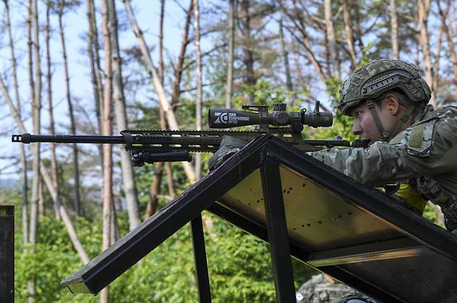 [서울=뉴시스] 해병대사령부는 지난 26일부터 30일까지 경북 포항 수성사격장에서 육·해·공군, 해병대와 미국, 필리핀, 호주 등 총 29개 팀의 저격수들이 참가한 가운데 제4회 해병대사령관배 저격수 경연대회를 실시하고 있다.사진은 제4회 해병대사령관배 저격수 경연대회에 참가한 공군 저격수가 루프탑 장애물에서 목표를 향해 사격하고 있다. (사진=해병대사령부 제공) 2025.05.29. photo@newsis.com *재판매 및 DB 금지
