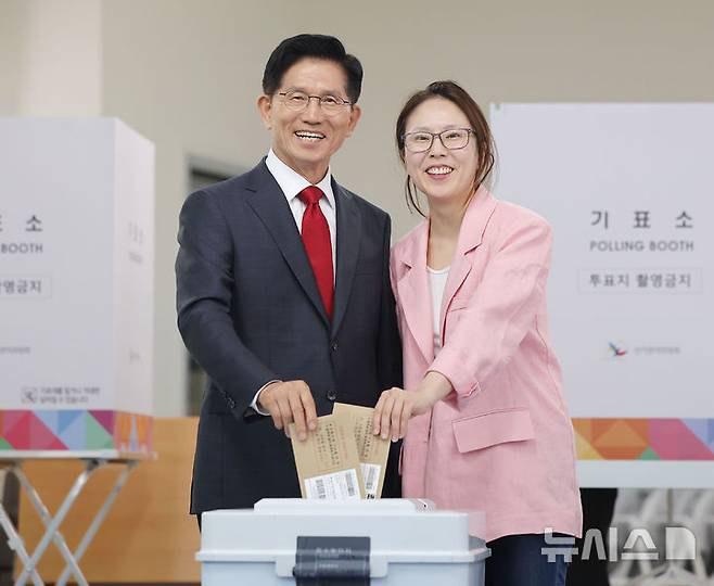 [인천=뉴시스] 권창회 기자 = 김문수 국민의힘 대선 후보가 29일 인천 계양구 계양1동 주민센터에서 딸 김동주 씨와 사전투표를 하고 있다. (공동취재) 2025.05.29. photo@newsis.com