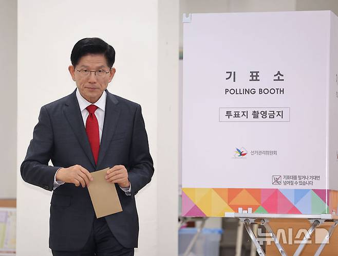[인천=뉴시스] 권창회 기자 = 김문수 국민의힘 대선 후보가 29일 인천 계양구 계양1동 주민센터에서 투표를 하고 있다. (공동취재) 2025.05.29. photo@newsis.com