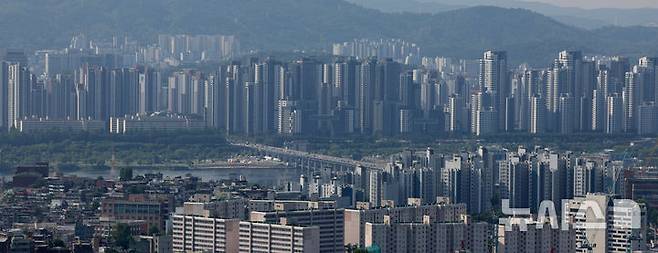 [서울=뉴시스] 조수정 기자 = 최근 서울 집값 변동성 확대와 관련, 정부가 필요시에 토지거래허가구역을 추가지정하는 등의 시장 안정 조치를 강구하겠다고 밝혔다. 사진은 25일 서울 시내 아파트 등 주택. 2025.05.25. chocrystal@newsis.com