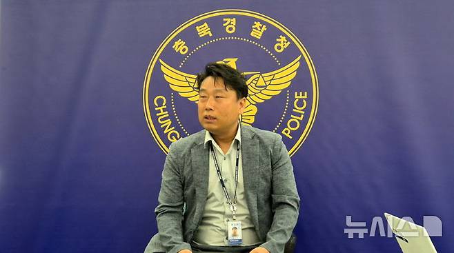 [청주=뉴시스] 음영섭 충북경찰청 형사기동대 경감이 29일 충북경찰청 언론브리핑실에서 보험사기 일당 8명 검거와 관련한 사건 내용을 설명하고 있다. 2025.05.29. yeon0829@newsis.com