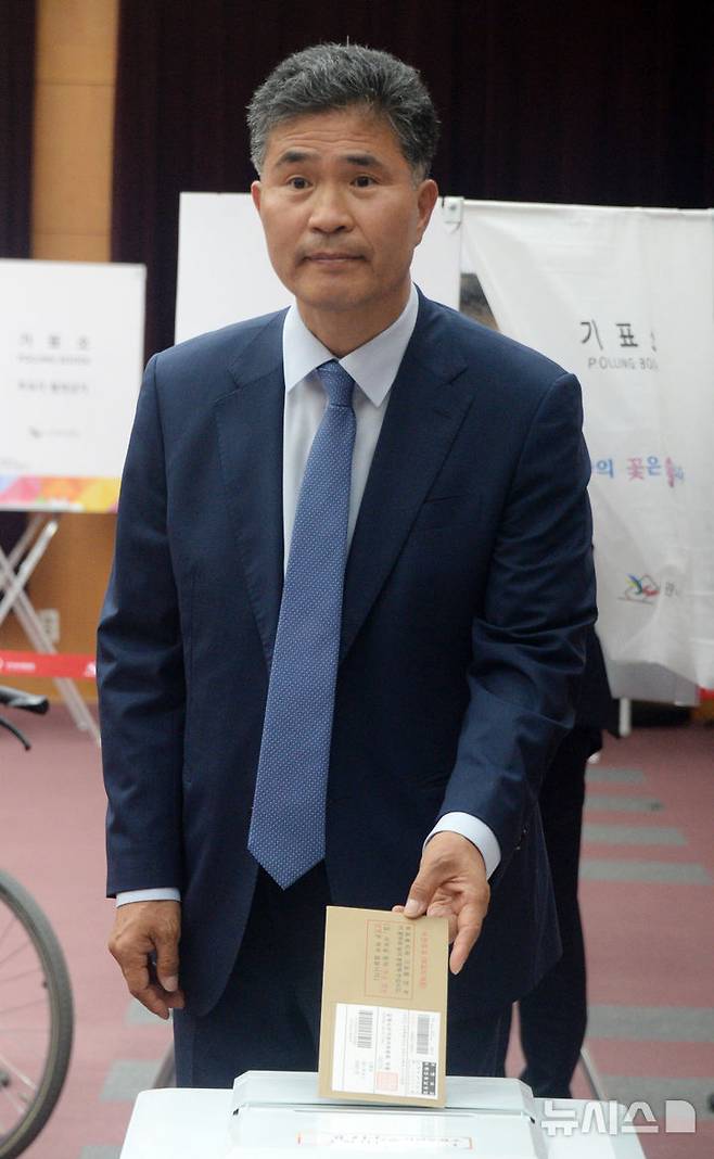 [전주=뉴시스] 김얼 기자 = 이원택 더불어민주당 전북특별자치도당 도당위원장이 29일 전북 전주시 완산구 전북특별자치도청에 마련된 사전투표소를 찾아 투표를 하고 있다. 2025.05.29. pmkeul@newsis.com