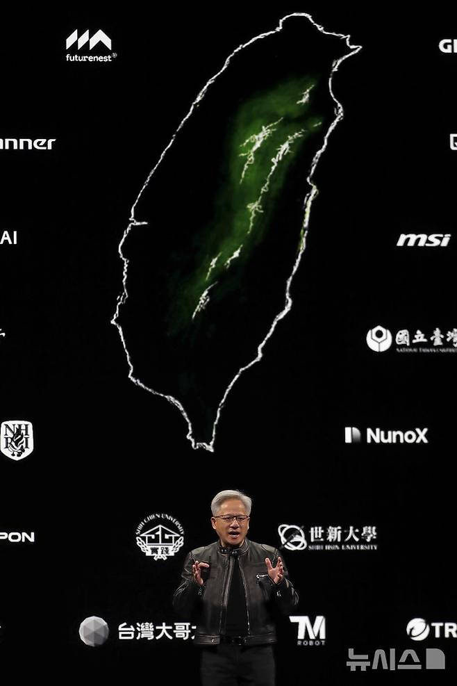 [타이베이=AP/뉴시스] 젠슨 황 엔비디아 CEO(최고경영자)가 미국이 AI(인공지능) 분야에서 글로벌 리더가 되려면 중국과의 무역이 필수적이라고 28일(현지 시간) 밝혔다. 사진은 황 CEO가 19일(현지 시간) 대만 타이베이 뮤직센터에서 ‘컴퓨텍스 2025’ 개막을 앞두고 기조연설을 하면서 대만 지도를 배경으로 협력 업체들을 소개하고 있다. 2025.05.29.