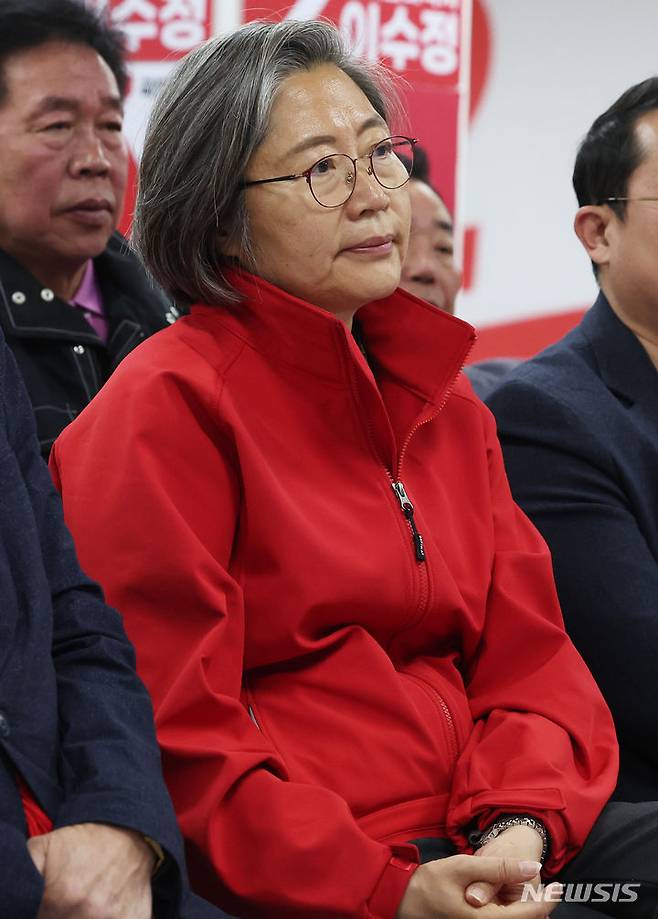 [수원=뉴시스] 경기사진공동취재단 = 제22대 국회의원선거 수원정에 출마한 국민의힘 이수정 후보가 10일 오후 경기도 수원시 영통구 선거사무소에서 개표방송을 보고 있다. 2024.04.10. photo@newsis.com