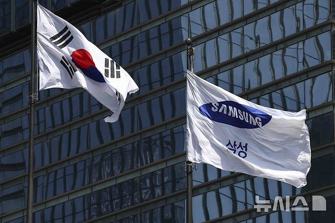 [서울=뉴시스] 김근수 기자 = 8일 서울 서초구 삼성전자 서초사옥에 깃발이 바람에 날리고 있다. 2025.04.08. ks@newsis.com