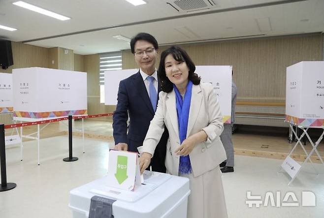 [고창=뉴시스] 최정규 기자 = 제21대 대통령 선거 사전투표 첫날인 29일 오전 심덕섭 전북 고창군수가 배우자와 함께 고창군 고창읍 주민행복센터에서 사전투표에 참여하고 있다.(사진=고창군 출입기자단 제공) 2025.05.29. cjk9714@newsis.com