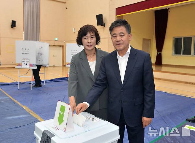 [김제=뉴시스] 최정규 기자 = 제21대 대통령 선거 사전투표 첫날인 29일 오전 정성주 전북 김제시장이 배우자 조인숙 여사와 김제시 중앙초등학교에서 사전투표에 참여하고 있다. 2025.05.29. cjk9714@newsis.com