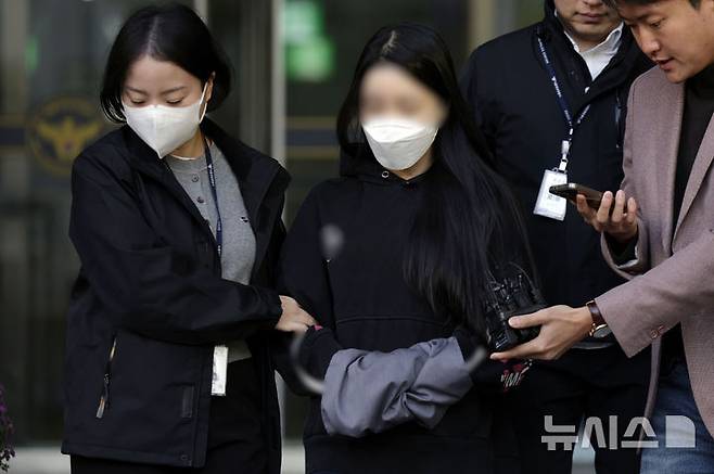 [서울=뉴시스] 최동준 기자 = 강남에서 무면허로 8중 추돌사고를 낸 피의자 김모씨가 7일 서울 강남경찰서에서 구속 송치되고 있다. 2024.11.07. photocdj@newsis.com