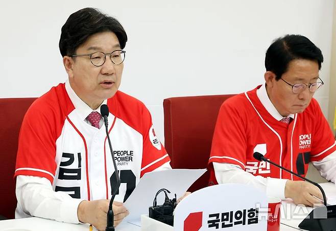 [서울=뉴시스] 조성봉 기자 = 권성동 국민의힘 공동선거대책위원장이 29일 오후 서울 여의도 국회에서 열린 대선 현안 및 추가 공약 발표 기자간담회에서 발언을 하고 있다. 2025.05.29. suncho21@newsis.com