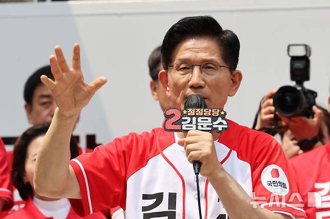 [인천=뉴시스] 권창회 기자 = 김문수 국민의힘 대선 후보가 29일 인천 부평구 문화의거리 인근에서 열린 집중유세에서 지지호소를 하고 있다. 2025.05.29. kch0523@newsis.com