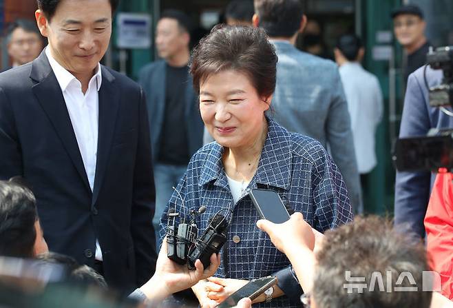 [대구=뉴시스] 이무열 기자 = 박근혜 전 대통령이 29일 대구 달성군 유가읍 행정복지센터에 마련된 제21대 대통령선거 사전투표소에서 투표를 마친 후 취재진 질문에 답하고 있다. 2025.05.29. lmy@newsis.com