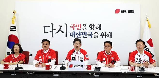 [서울=뉴시스] 조성봉 기자 = 권성동 국민의힘 공동선거대책위원장이 29일 오후 서울 여의도 국회에서 열린 대선 현안 및 추가 공약 발표 기자간담회에서 발언을 하고 있다. 왼쪽부터 최수진, 김대식 의원, 권 공동선대위원장, 김상훈 정책위의장, 박수민 의원. 2025.05.29. suncho21@newsis.com