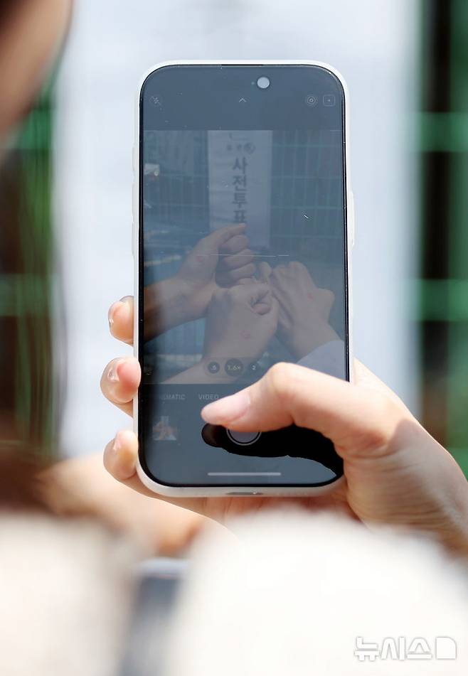 [서울=뉴시스] 김진아 기자 = 제21대 대통령선거 사전투표가 시간된 29일 서울 서대문구 구 신촌동주민센터에 마련된 사전투표소에서 대학생 유권자들이 투표 인증샷을 찍고 있다. 2025.05.29. bluesoda@newsis.com