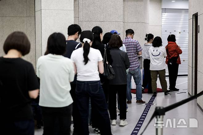 [서울=뉴시스] 정병혁 기자 = 제21대 대통령선거 사전투표 첫 날인 29일 서울 구로구 구로구민회관 대강당에 설치된 사전투표소를 찾은 유권자들이 투표를 하기 위해 줄 서 있다. 2025.05.29. jhope@newsis.com