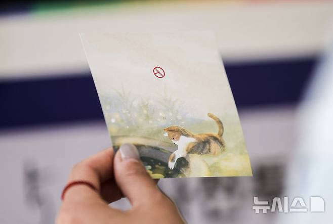 [서울=뉴시스] 정병혁 기자 = 제21대 대통령선거 사전투표 첫 날인 29일 서울 구로구 구로구민회관 대강당에 설치된 사전투표소를 찾은 유권자가 투표를 마친 뒤 인증샷을 찍고 있다. 2025.05.29. jhope@newsis.com