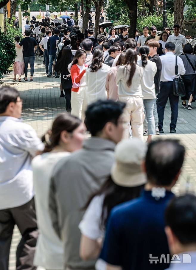 [서울=뉴시스] 정병혁 기자 = 제21대 대통령선거 사전투표 첫 날인 29일 서울 영등포구 여의동주민센터에 설치된 사전투표소를 찾은 유권자들이 투표를 하기 위해 줄 서 있다. 2025.05.29. jhope@newsis.com