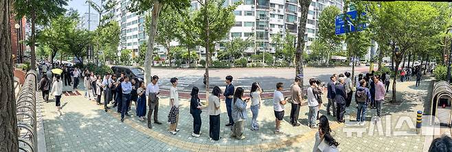 [서울=뉴시스] 정병혁 기자 = 제21대 대통령선거 사전투표 첫 날인 29일 서울 영등포구 여의동주민센터에 설치된 사전투표소를 찾은 유권자들이 투표를 하기 위해 줄 서 있다. 2025.05.29. jhope@newsis.com