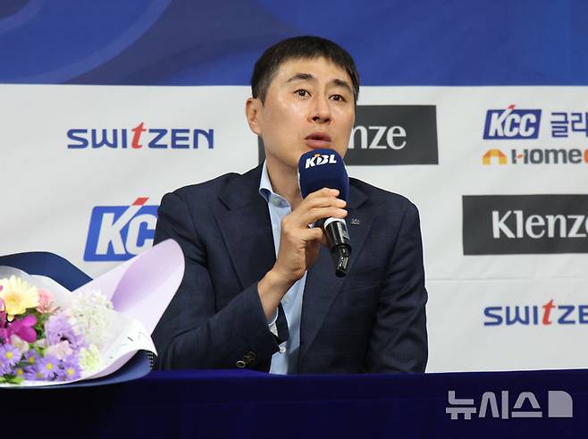 [서울=뉴시스] 김금보 기자 = 이상민 부산 KCC 이지스 감독이 29일 서울 강남구 KBL센터에서 열린 허훈 입단식에서 질문에 답하고 있다. 2025.05.29. kgb@newsis.com