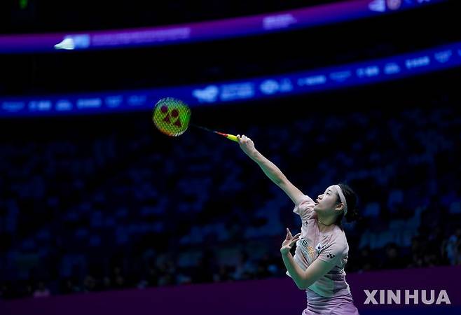 [샤먼=신화/뉴시스] 안세영이 28일(현지 시간) 중국 푸젠성 샤먼에서 열린 2025 세계배드민턴연맹(BWF) 수디르만컵 캐나다와 조별 리그 B조 2차전 여자 단식 2경기에서 미셸 리와 경기하고 있다. 안세영이 2-0(21-16 23-21)으로 승리하고 한국이 매치 스코어 4-1로 2연승을 거두며 8강에 진출했다. 2025.04.29.