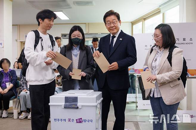 [서울=뉴시스] 조성우 기자 = 이재명 더불어민주당 대선후보가 제21대 대통령 선거 사전투표 첫날인 29일 서울 서대문구 신촌동 주민센터 투표소에서 청년들과 함께 사전투표를 하고 있다. (공동취재) 2025.05.29. photo@newsis.com