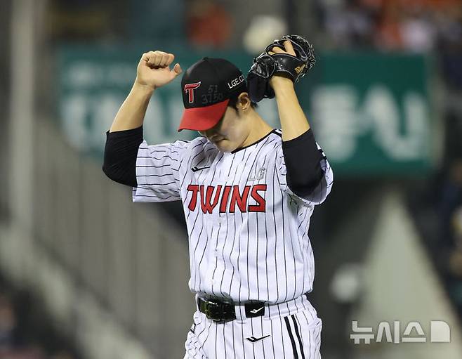 [서울=뉴시스] 김금보 기자 = 29일 서울 송파구 잠실야구장에서 열린 프로야구 2025 KBO리그 한화 이글스와 LG 트윈스의 경기, 9회초 LG 김영우가 이닝을 마치고 기뻐하고 있다. 2025.05.29. kgb@newsis.com