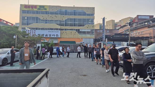 제21대 대선 사전투표 첫날인 29일 오전 6시 5분쯤 광주 북구 양산동 사전투표소에 본인의 차례를 기다리는 유권자들로 건물 밖까지 긴 줄이 이어졌다. 한아름 기자