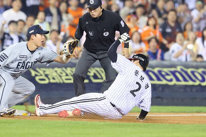 7회말 LG 문보경이 더블 스틸에서 3루에 세이프되는 모습. LG