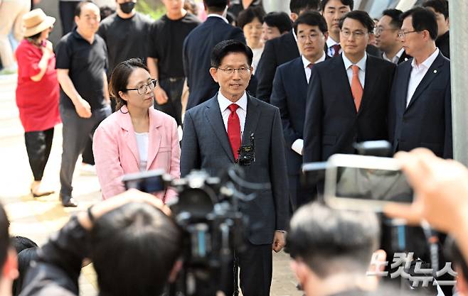 김문수 국민의힘 대선 후보가 29일 인천 계양1동 행정복지센터에 마련된 사전투표소에서 투표를 마치고 취재진의 질문에 답하고 있다. 황진환 기자