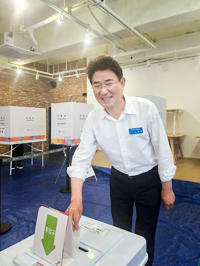노관규 시장이 29일 사전투표를 하고 있다. 연합뉴스