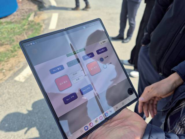 스마트폰 등을 이용해 구역과 동작 시간 등을 설정해 놓으면 물이 자동으로 분사된다.